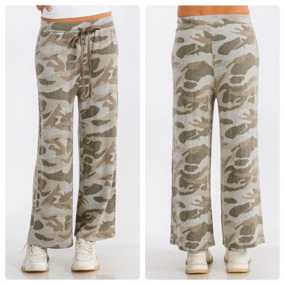 A Girl Thing Pants - CLEARANCE $20 start 89 ELASTIC WAIST FRONT POCKET CAMO
PRINT FLEECE SWEATPANTS